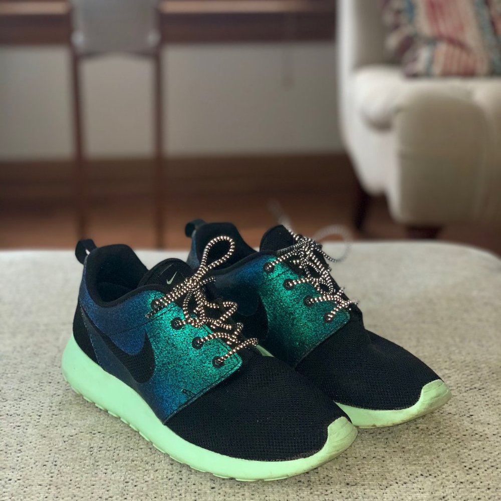 LIMITED EDITION Nike Roshe Run Size 7.5 - Picture 1 of 7